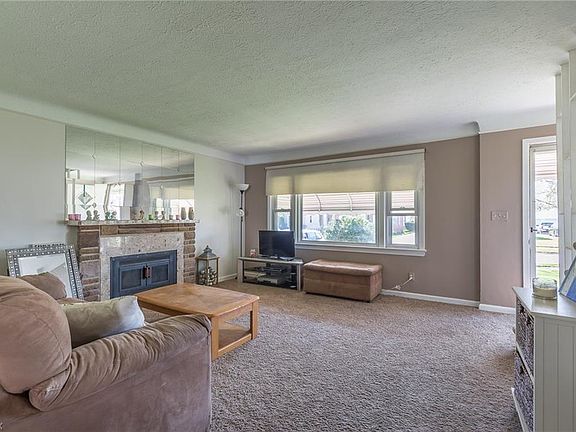 4th image of 1321 Summit Dr