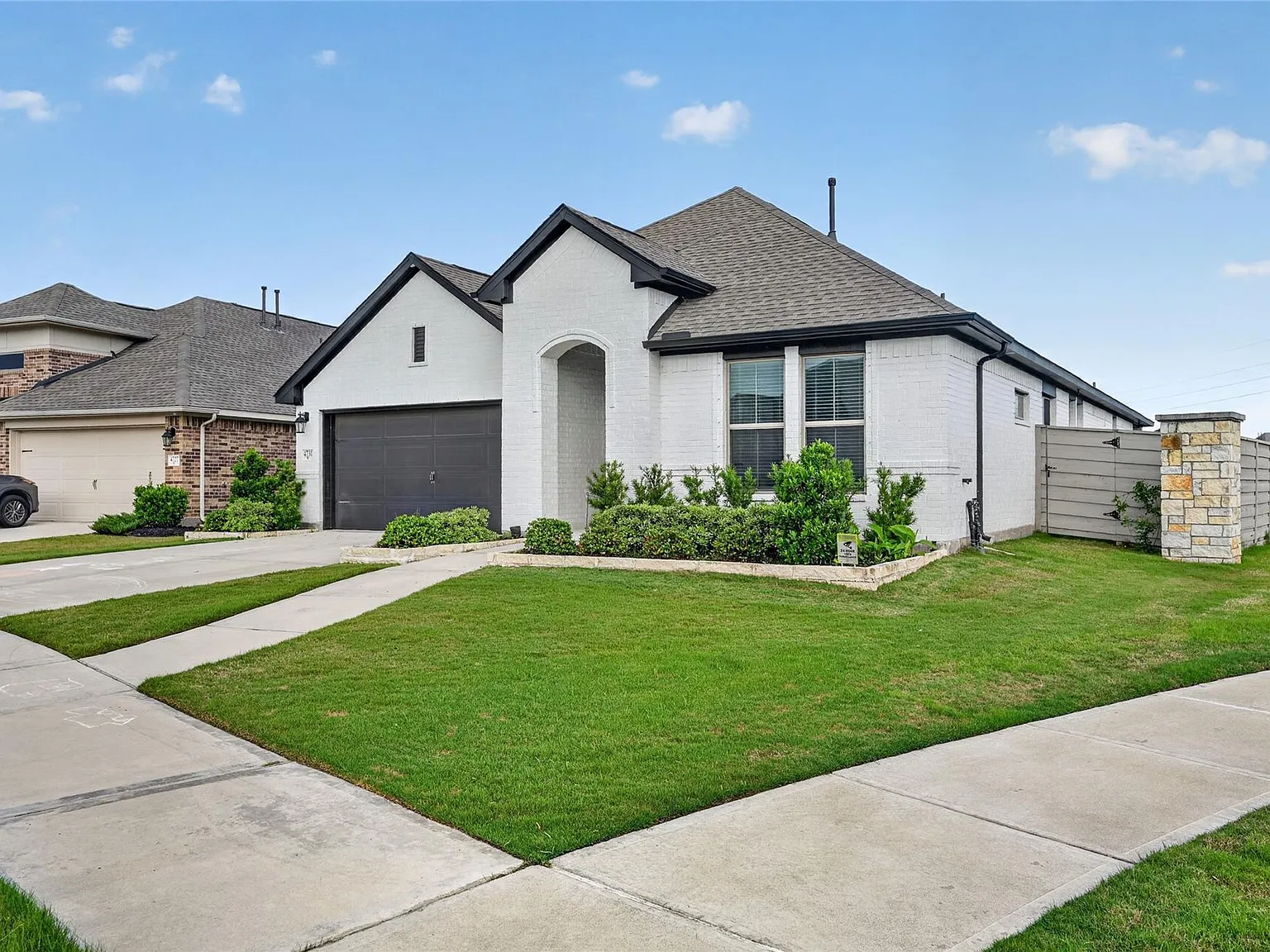 4 bed, 3.0 bath, 2412 sqft, $3,200 — Photo 3