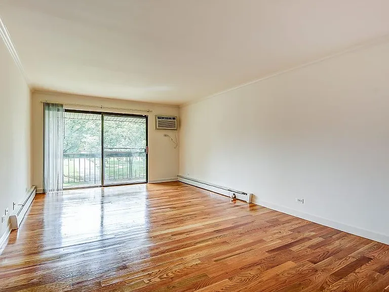 Emerald Court Apartments — Photo 71