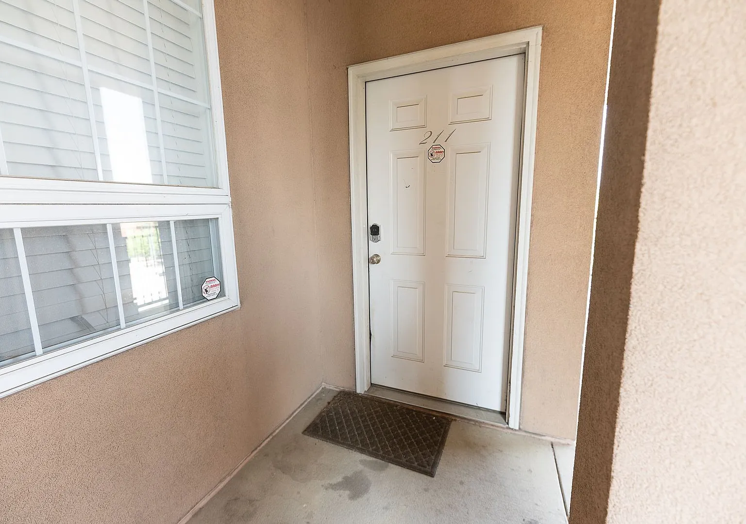Spacious 2BR Apartment in the Heart of Downtown with Private Garage Parking — Photo 4
