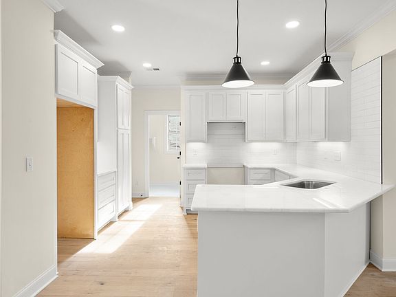 5th image of 172 Village Cir #63