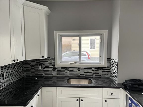 4th image of 345 Louis Ave S