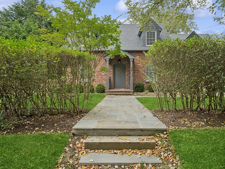 39 Linden Ln — Photo 3
