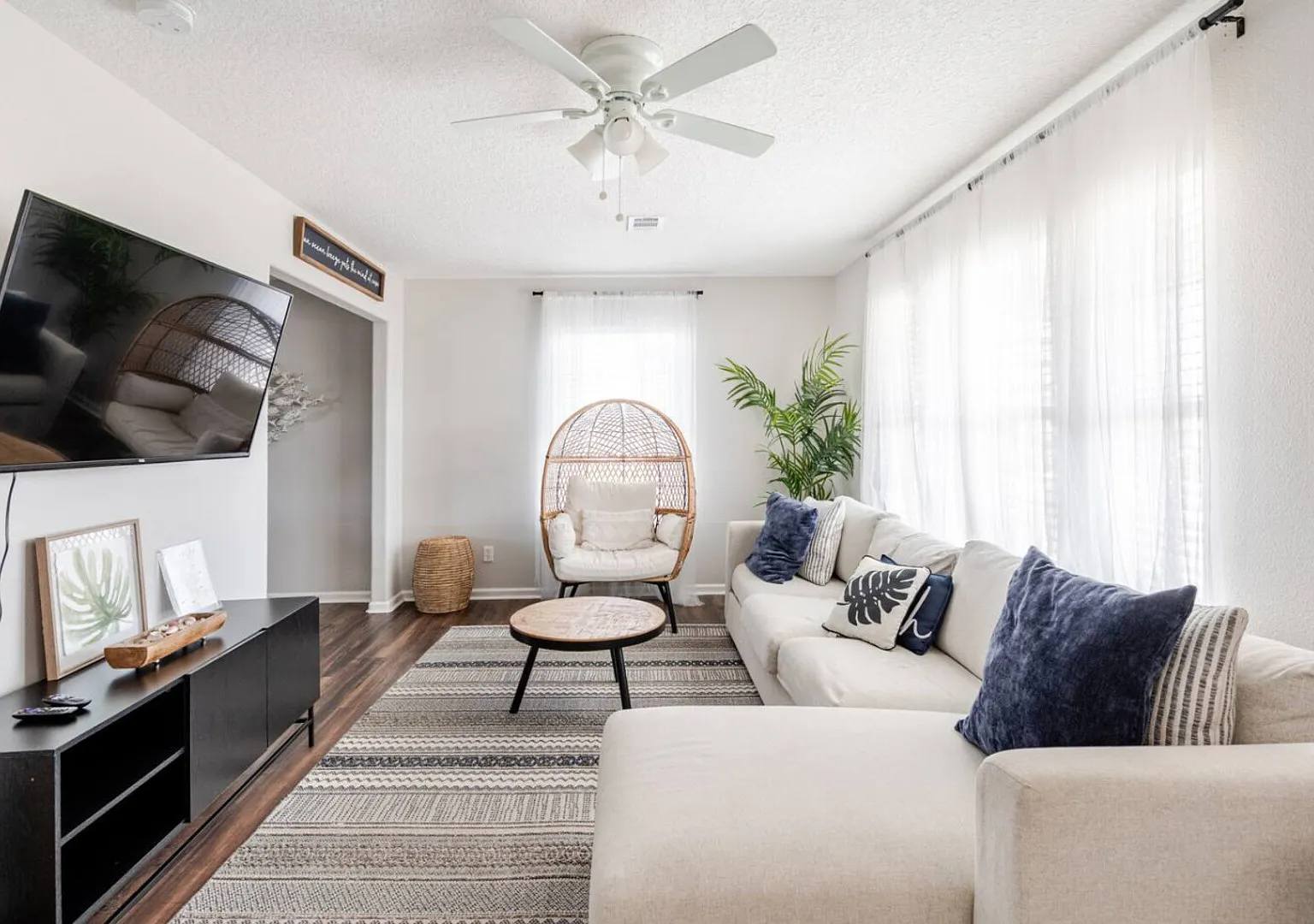 Cozy 2BR w/ King, 3 min to Beach — Photo 2