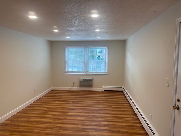 4th image of 90 Ridgewood Ln APT 10