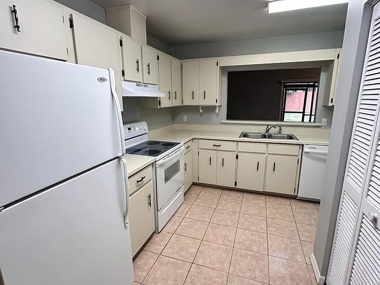 505 Bristol Dr — Photo 6