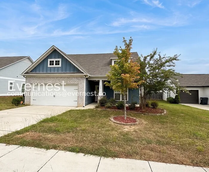 208 Hampton Dr — Photo 2