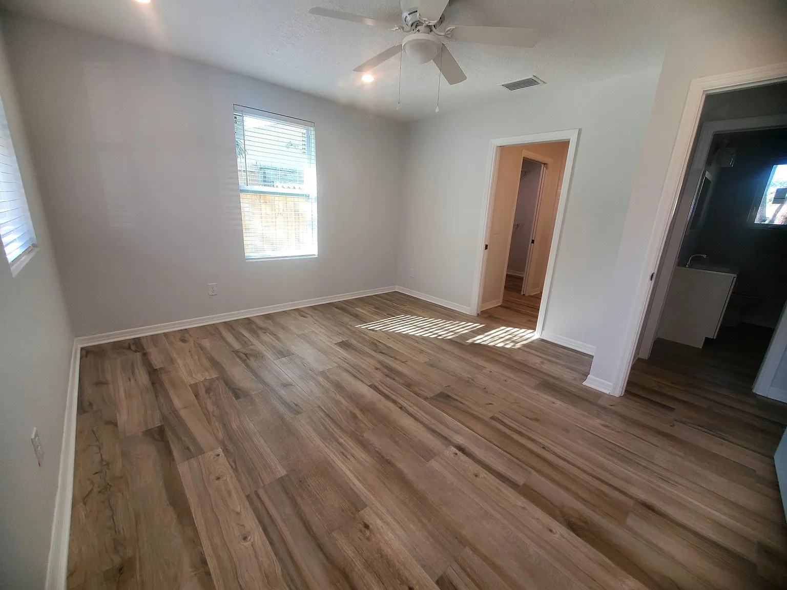 2 bed, 1000 sqft, $2,350 — Photo 2
