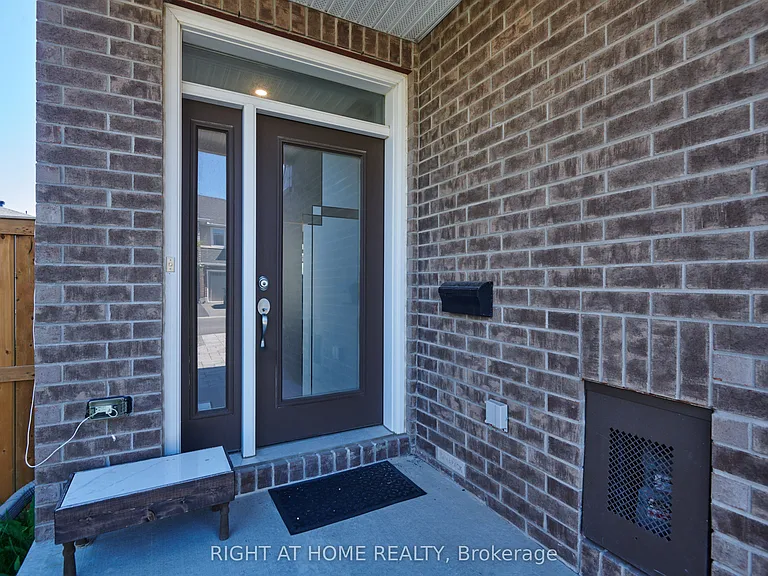 45 Mandevilla Cres — Photo 3