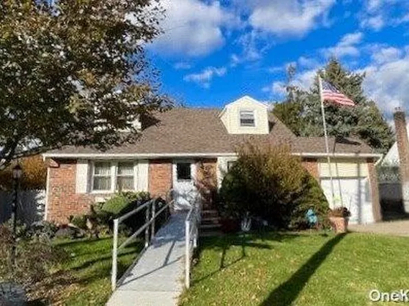 267 N Kings Avenue, Massapequa, NY 11758