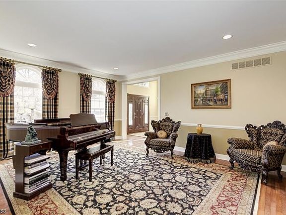 3rd image of 5 Luce Dr