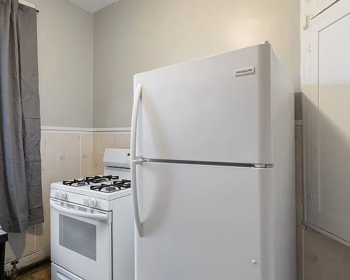 Essex Apartments — Photo 25