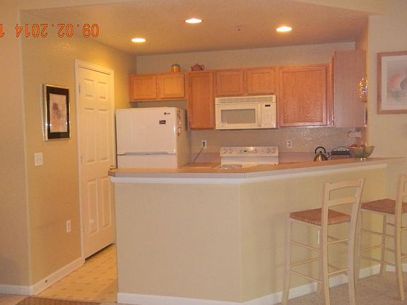 Kitchen w/eating counter