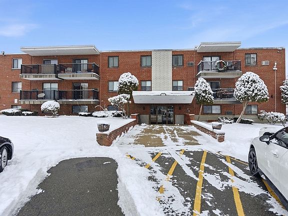 2nd image of 100 Governors Dr Unit 118