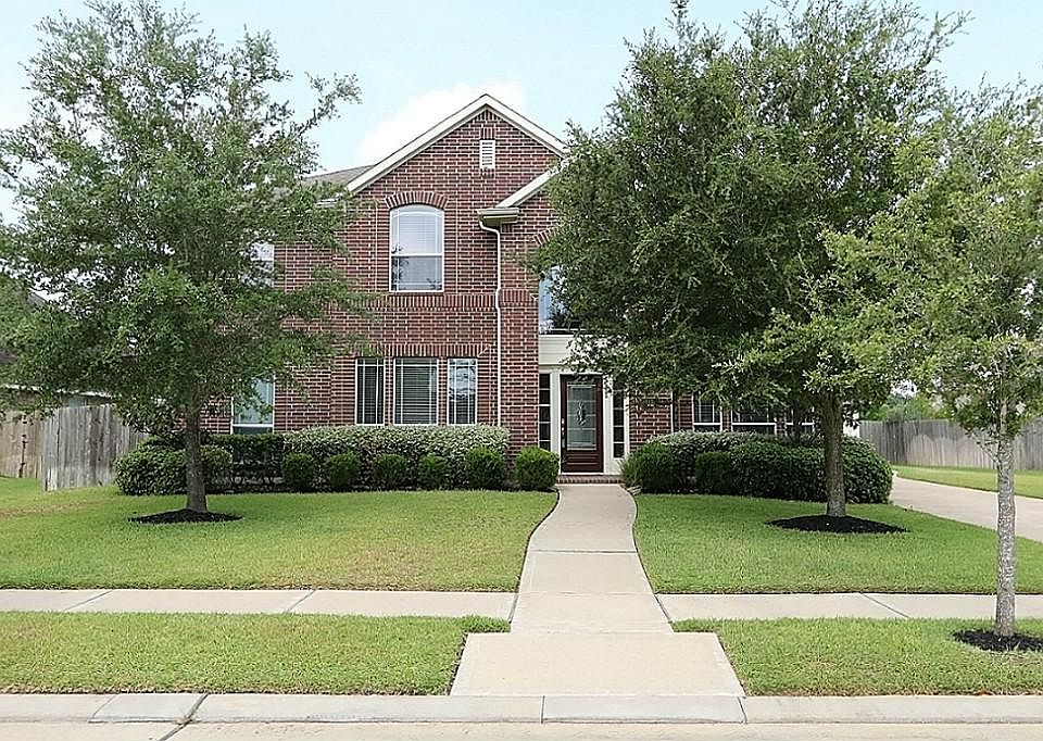 Beautiful 2-story Newmark home with a 2-car detached garage is awaiting your arrival in the master p