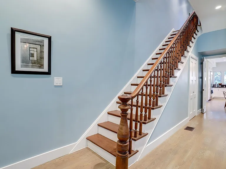604 A St SE — Photo 16