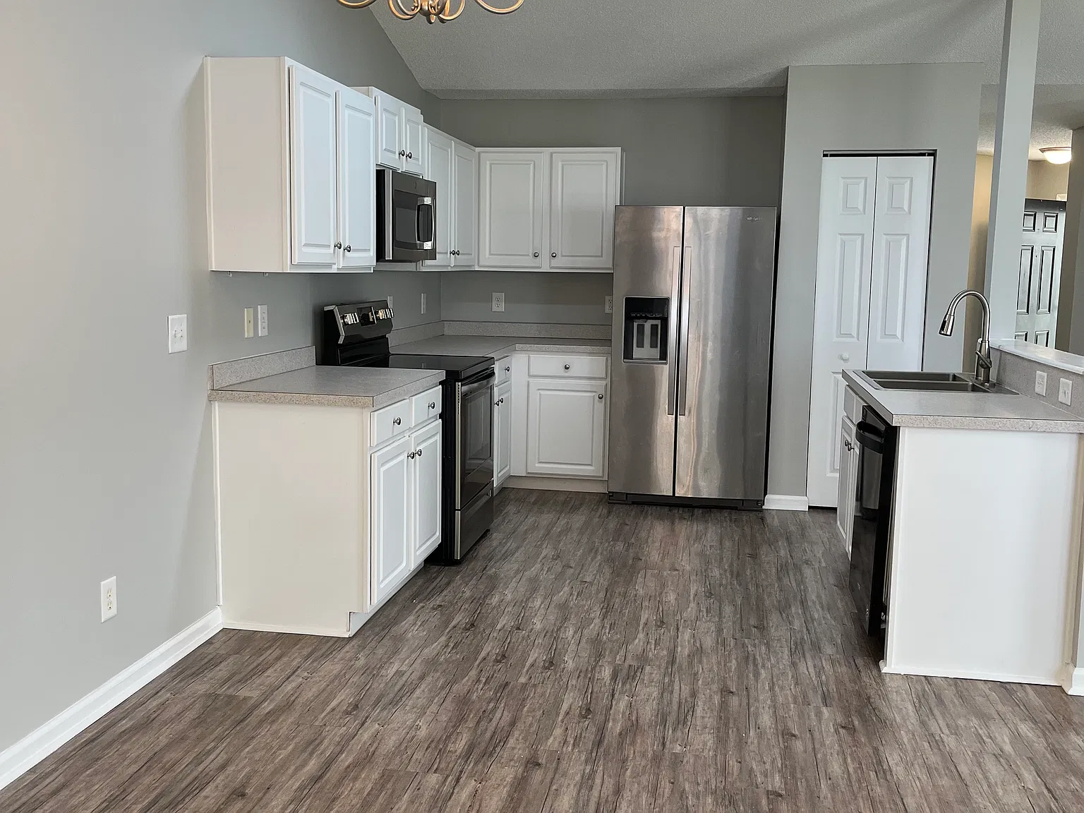 3 bed, 1760 sqft, $2,100 — Photo 3