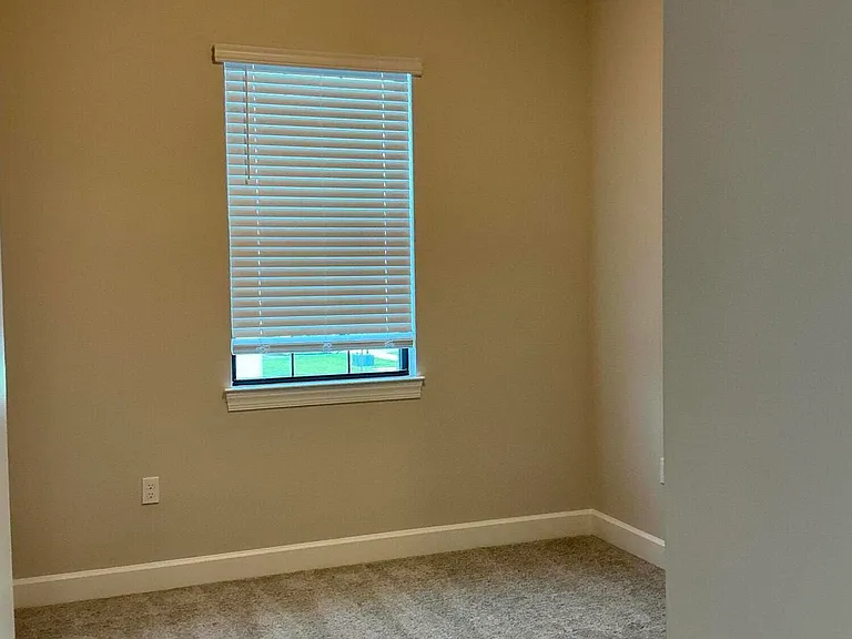 293 SW Sally Way — Photo 16