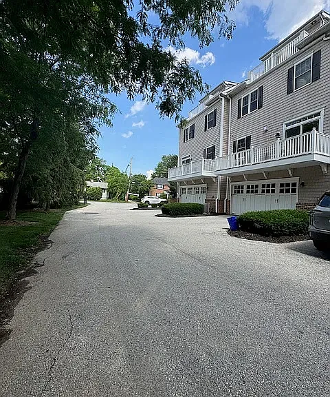 748 Moore Ave — Photo 32