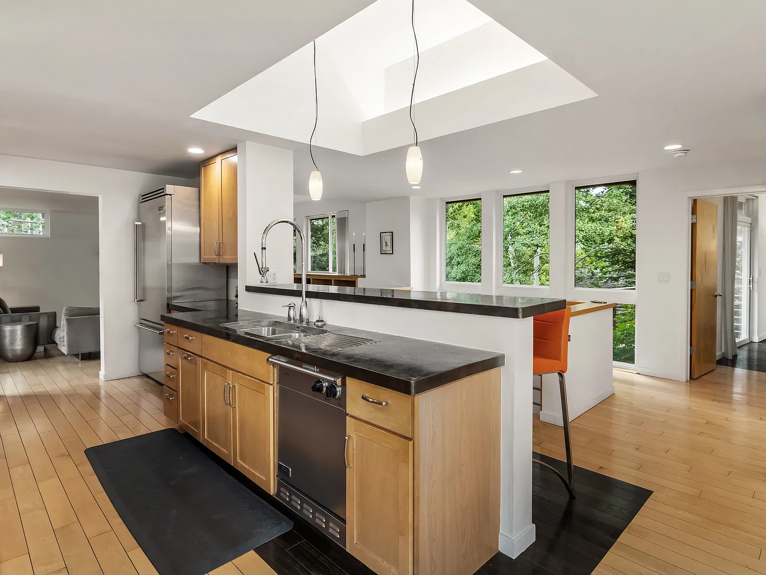 4 bed, 3139 sqft, $8,000 — Photo 4