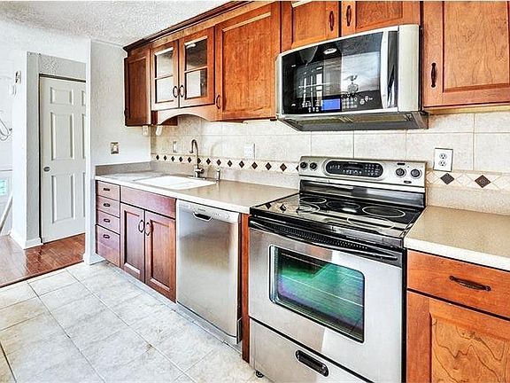 5th image of 142 McDonald Dr