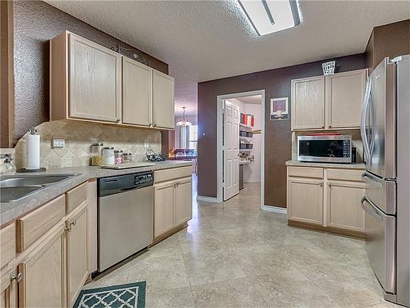 3rd image of 605 Oxford Dr