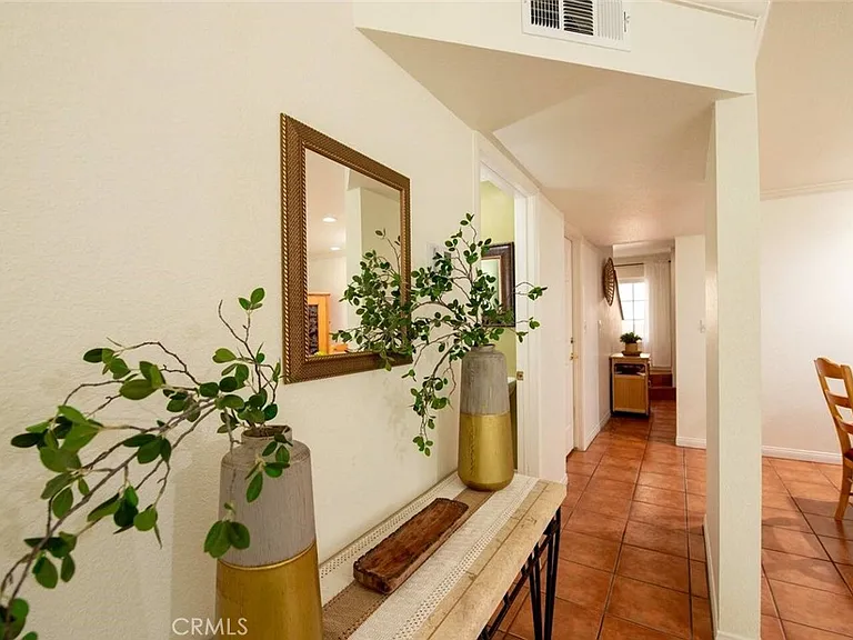 7310 Balboa Blvd #F — Photo 4