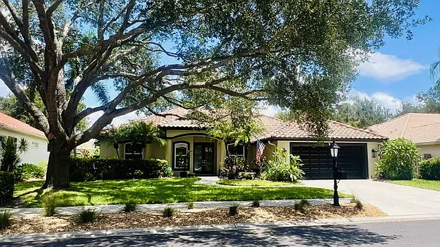 Well maintained, move in condition, ready for you and your family. 5541 Eastwind Drive offers 4bd/3 bath with den pool living! Great family friendly community close to Clark Rd & Bee Ridge with easy I-75 access.