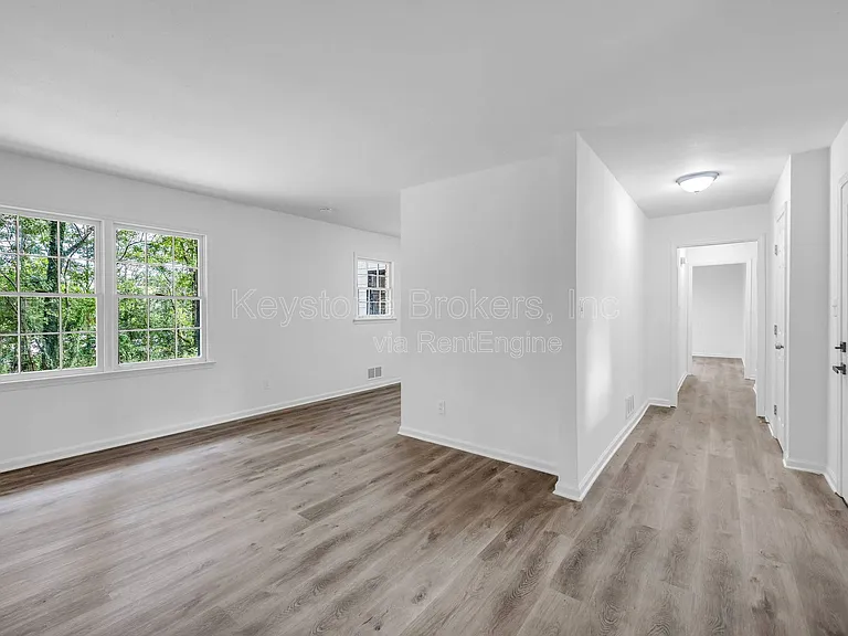 1586 Kings Rd — Photo 11