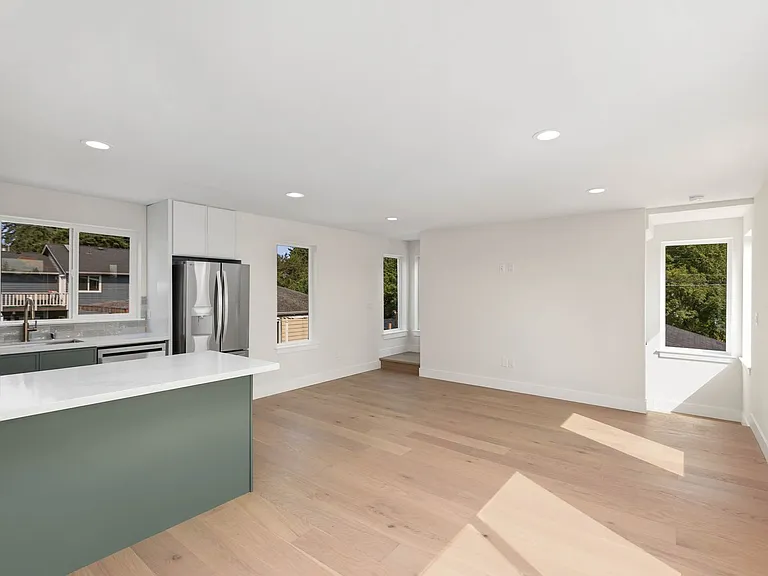811 NE 125th St — Photo 7