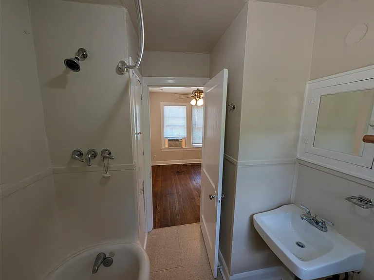 304 E 42nd St — Photo 19