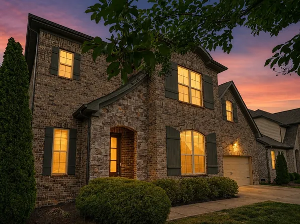 2504 Waldorf Ln, Thompsons Station, TN 37179
