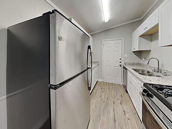 5th image of 825 Grande Dr