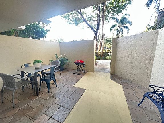3rd image of 825 Egret Cir