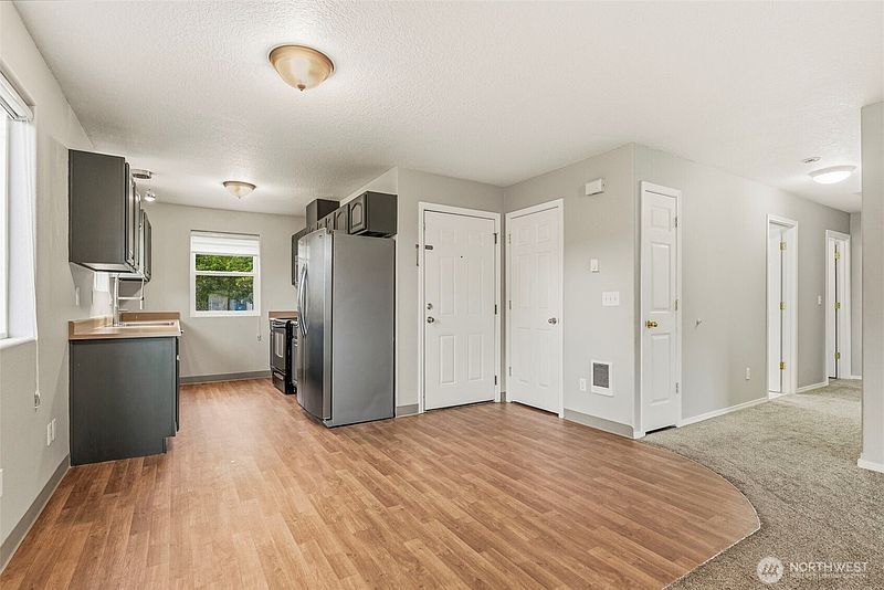 4th image of 4581 Windemere Street