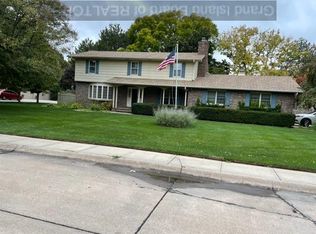2610 Arrowhead Rd, Grand Island, NE 68801