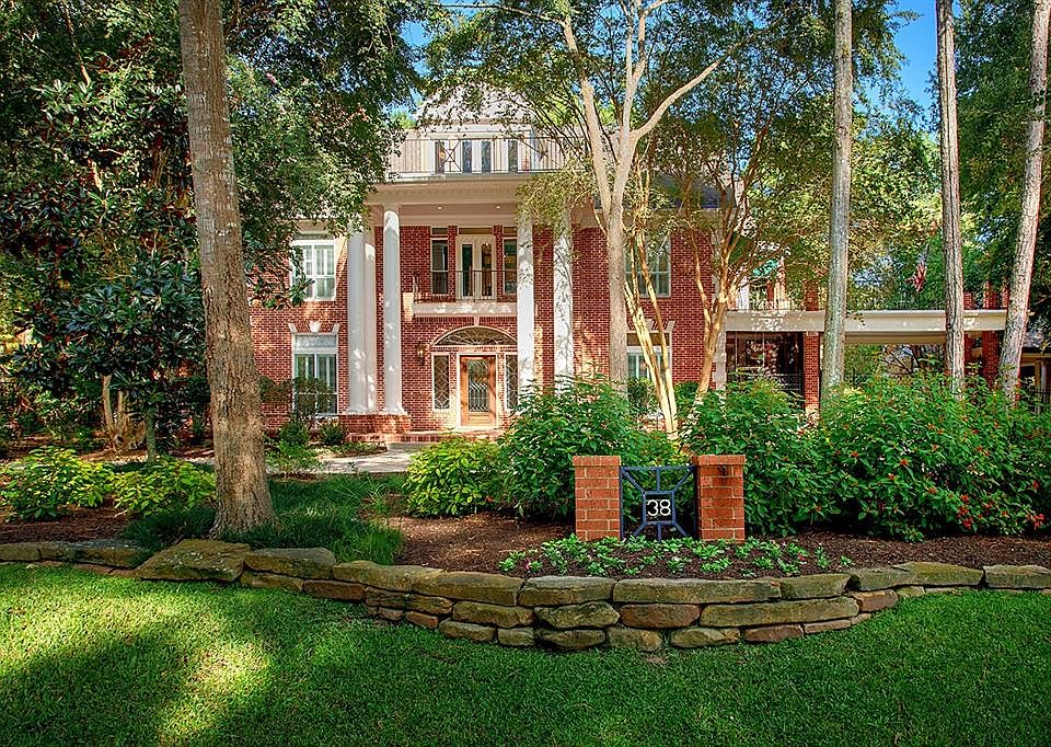 Welcome home to 38 Grogans Point Road!