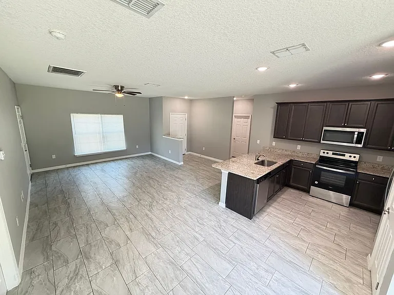 130 Dailey St SE — Photo 3