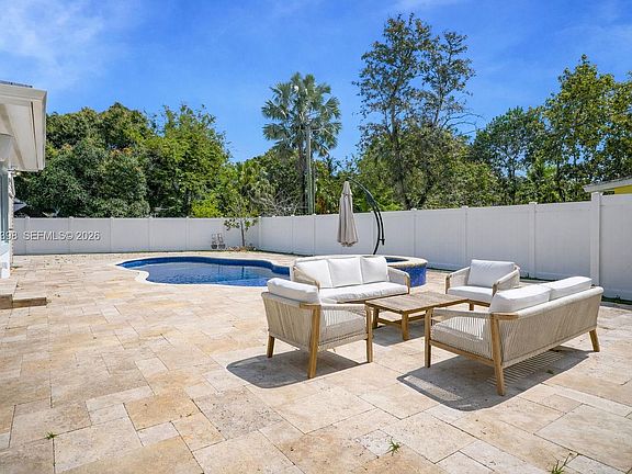 5th image of 30 Bentley Dr