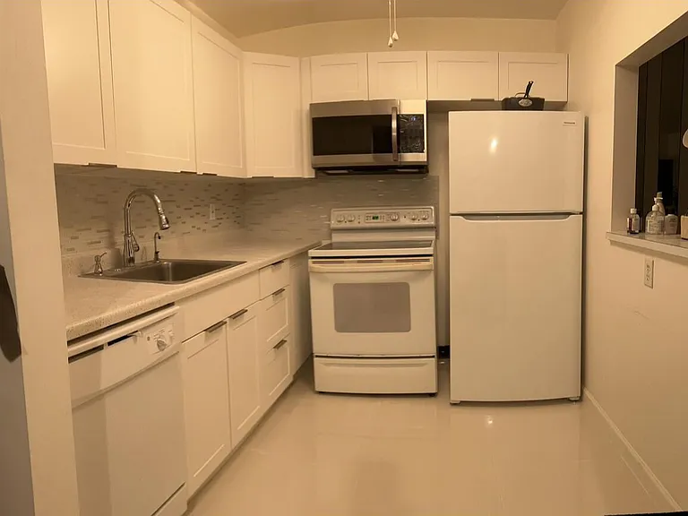 700 Village Green Ct #302 — Photo 18