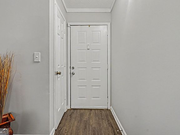 3rd image of 4004 Woodridge Way