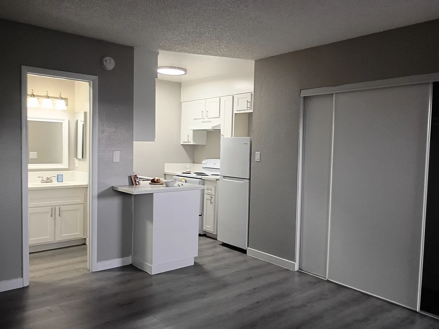 Studio, 400 sqft, $851 — Photo 2