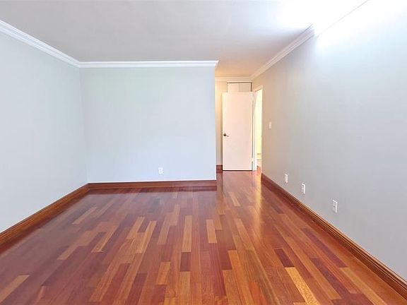 5th image of 1055 River Road #302