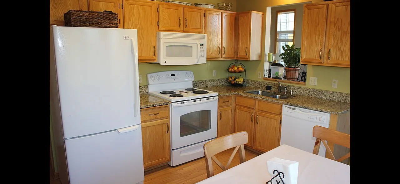 3 bed, 2.5 bath, 2100 sqft, $2,695 — Photo 4