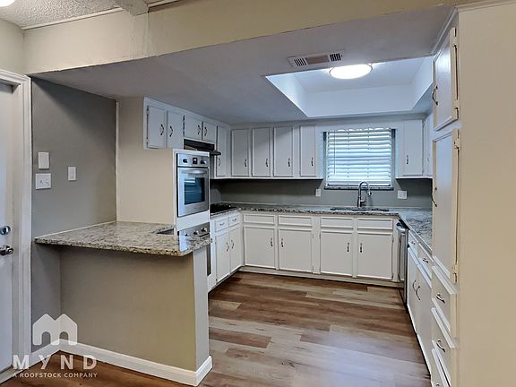 4th image of 405 Stoneybrook Dr
