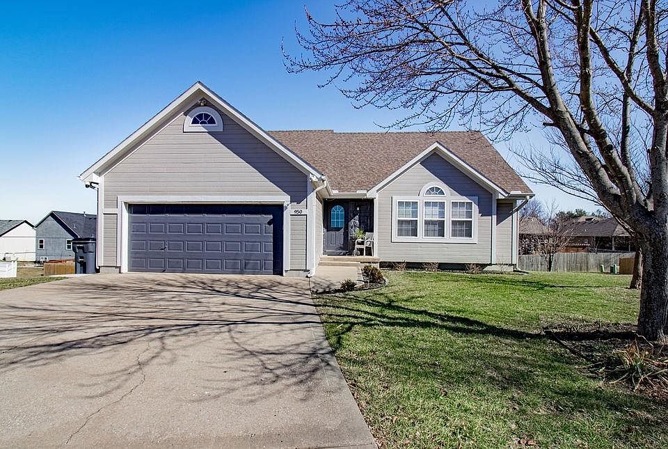 1st image of 950 NW Maplewood Ct