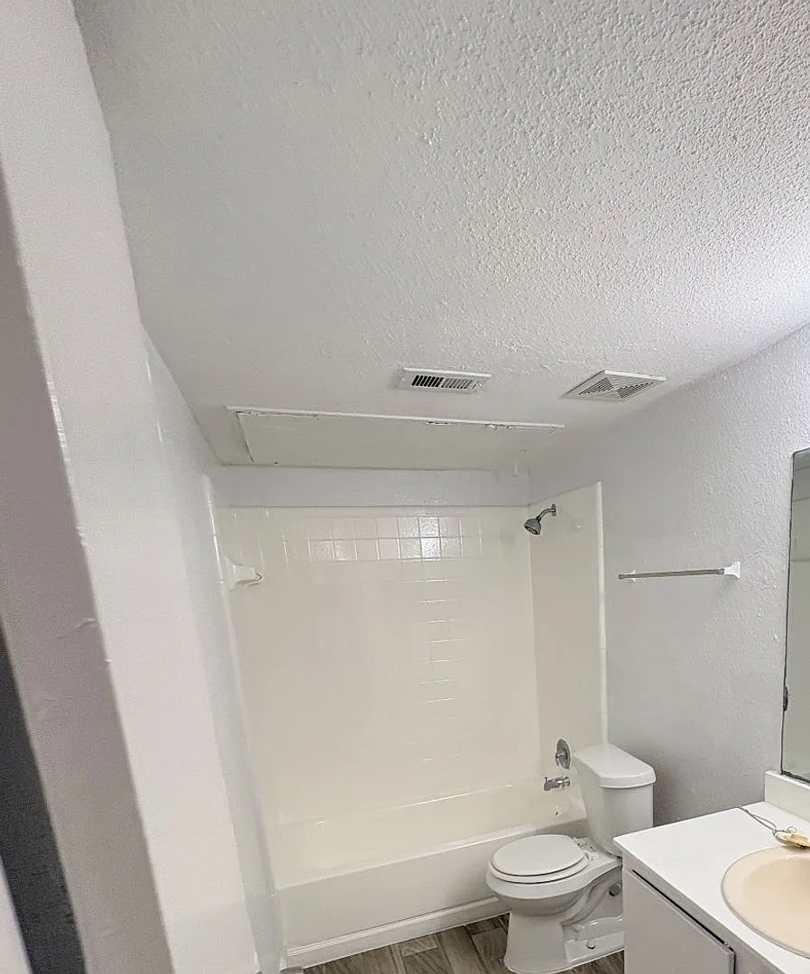 2 bedroom condo - Updated! — Photo 3