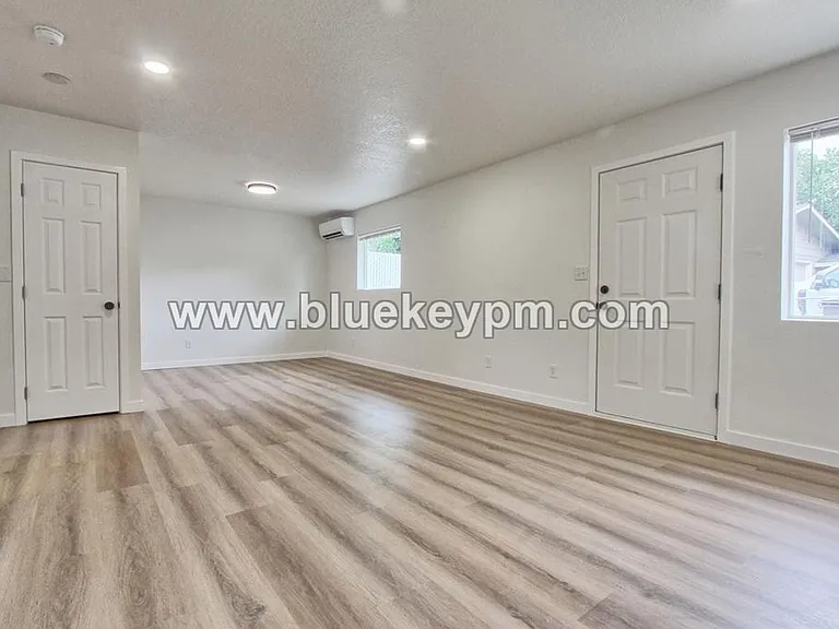 2907 Main St — Photo 3