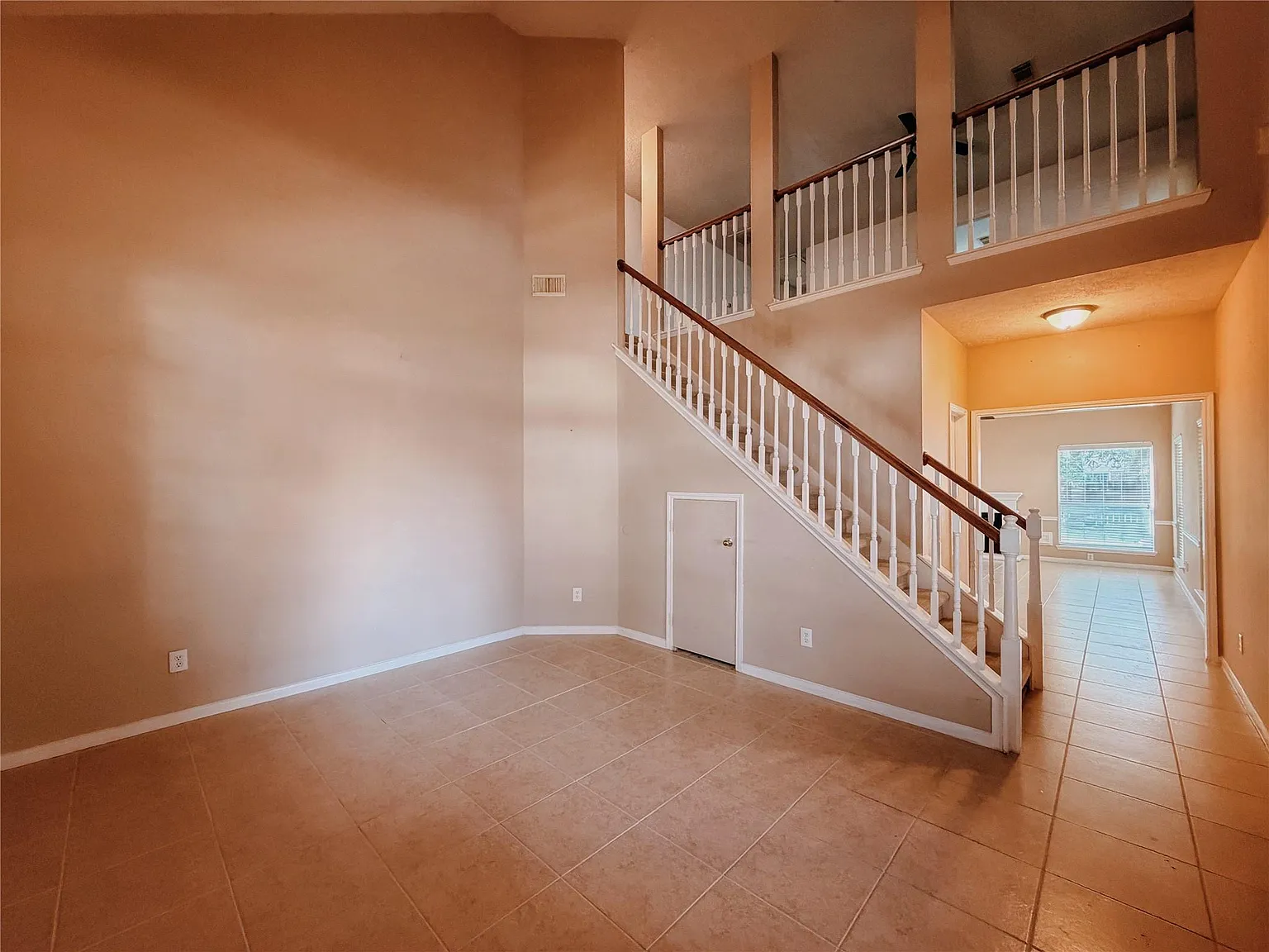 3 bed, 2.5 bath, 2717 sqft, $2,400 — Photo 4