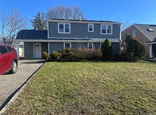 11 Belfry Ln, Hicksville, NY 11801